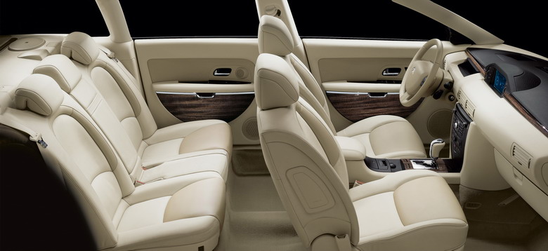 Intérieur de la Citroën C6 Voici une vue complète de l'habitacle de la Citroën C6 avec des sièges en cuir de couleur claire.